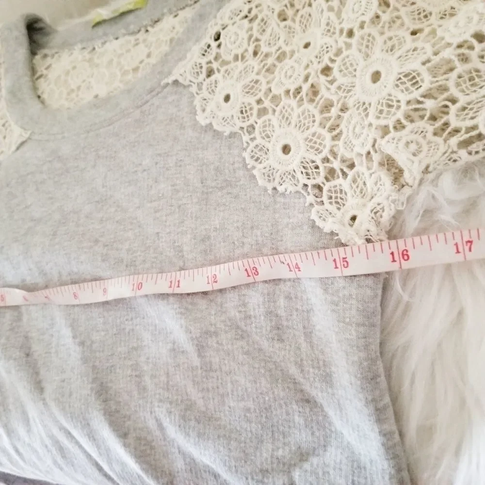 Gianni Bini sweatshirt with lace details